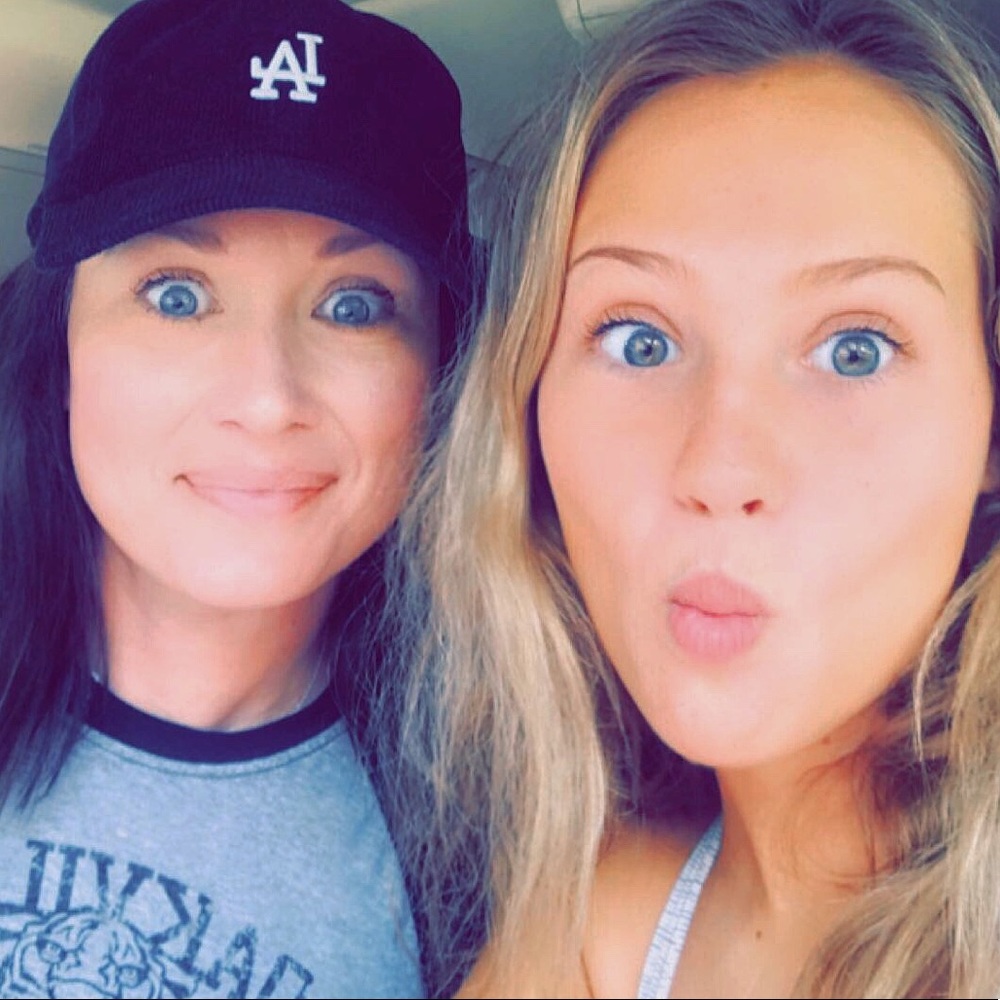 We’re your Poshers, Elle & Jules